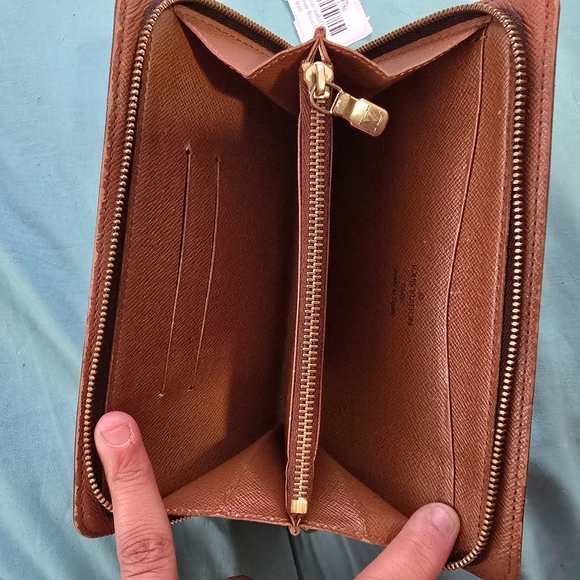 Louis Vuitton Monogram Zippy Wallet - Picture 4 of 9